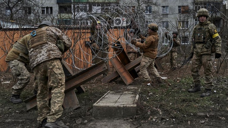バリケードの設置を行うウクライナ軍兵士＝２１日、ウクライナ・バフムート/Libkos/AP