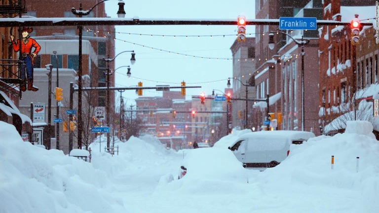 バファロー中心部の道路で雪に埋まった車両/Gov. Kathy Hochul/Twitter/AP