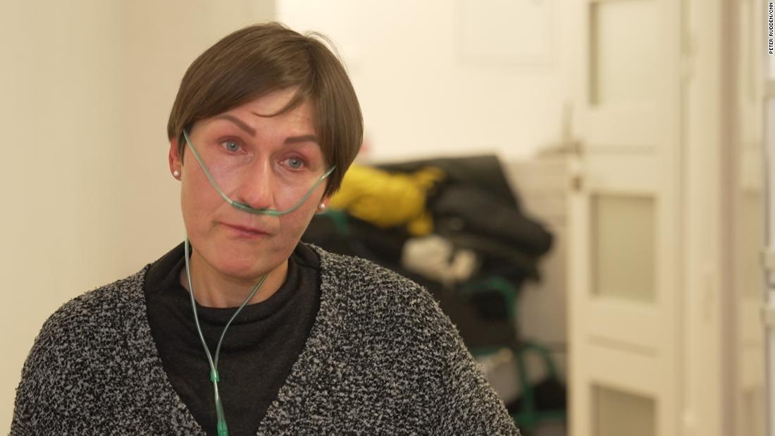 オレナ・イサイェンコさんは停電になって吸入器が止まり呼吸できなくなることが怖いと語った/Peter Rudden/CNN