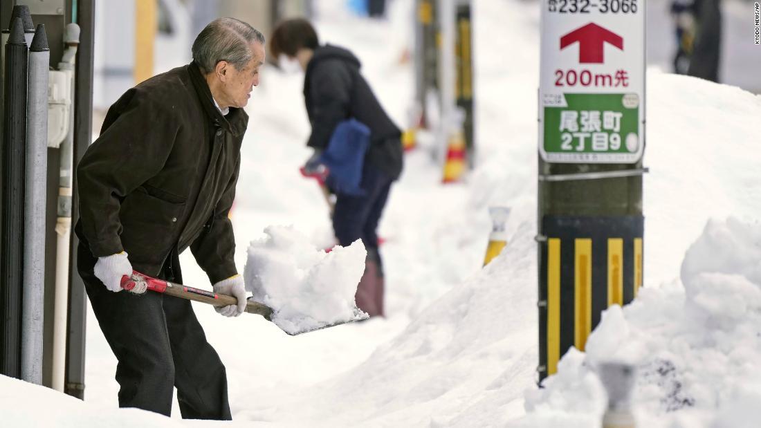 日本各地で雪による被害が出ている/Kyodo News/AP