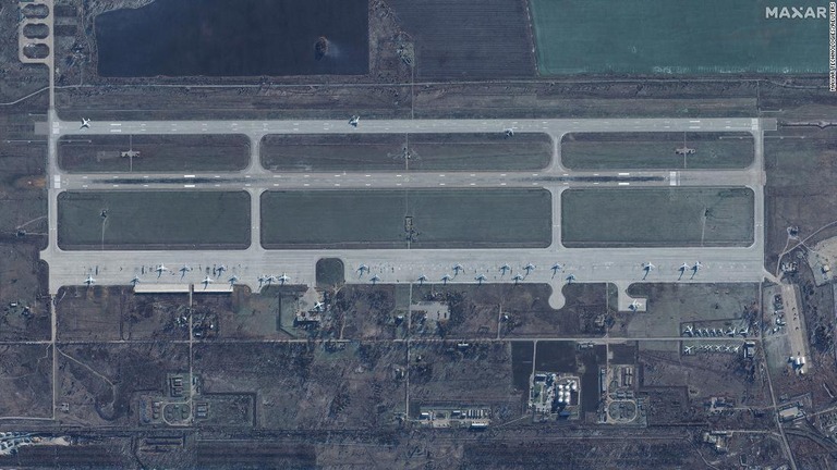 エンゲリス空軍基地の衛星画像＝４日、ロシア・サラトフ州/Maxar Technologies/Reuters