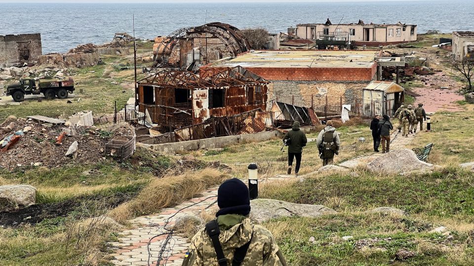 スネーク島に駐留するウクライナ軍の兵士ら/Pierre Bairin/CNN