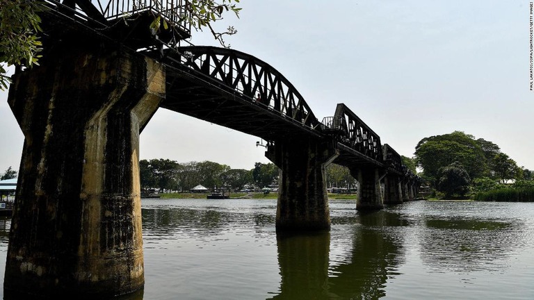 バンコクの西約１４０キロに位置するクウェー川に架かる橋/Paul Lakatos/SOPA/LightRocket/Getty Images