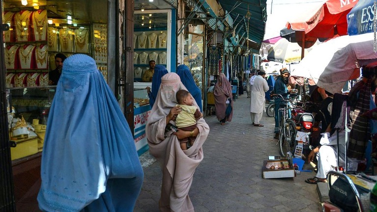 アフガニスタン南部カンダハルの商店街を歩くアフガン女性ら/Javed Tanveer/AFP/Getty Images/File