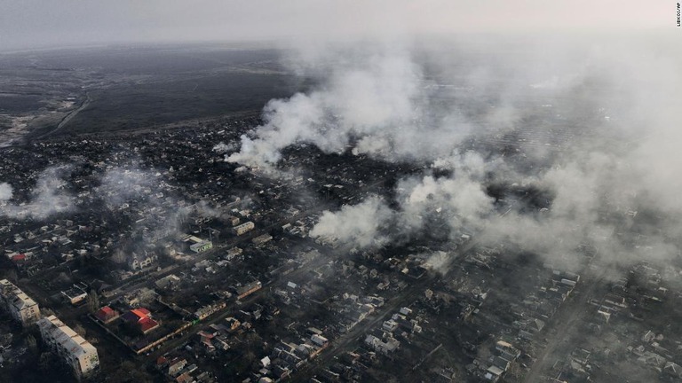 ロシア軍の爆撃による煙が立ち上るウクライナ東部バフムート郊外の様子/Libkos/AP
