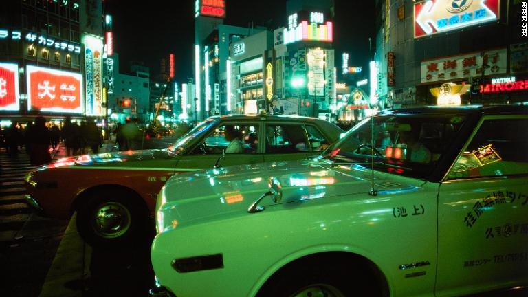 渋谷のスクランブル交差点を行き交う車＝１９７６年/Greg Girard