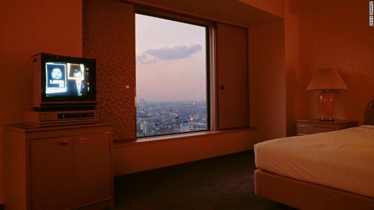 ヒルトン東京の客室の室内。ジラード氏は著書で、日本のテレビを見るといつも「日本にいる」と感じたと述べている/Greg Girard