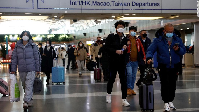 米国は、中国からの入国者に対して新型コロナウイルスの陰性証明を義務付ける/Tingshu Wang/Reuters