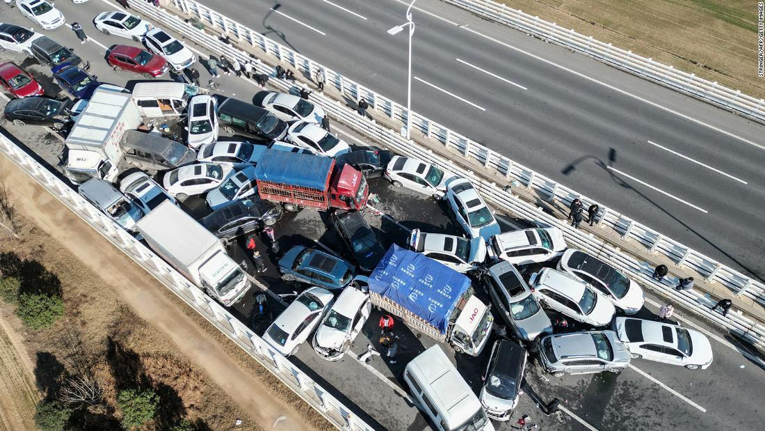 中国の河南省で、車両２００台以上が巻き込まれる衝突事故が発生した/Stringer/AFP/Getty Images