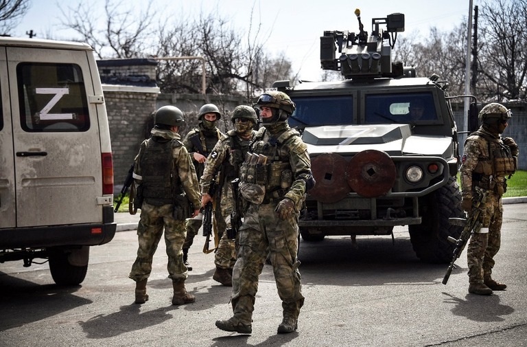 市内のパトロールを行うロシア軍兵士＝４月、ウクライナ・ボルノバーハ/Alexander Nemenov/AFP/Getty Images