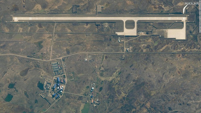 劇的な進展はないものの、飛行場やレーダー基地の改善が進められている/Satellite image ©2022 Maxar Technologies