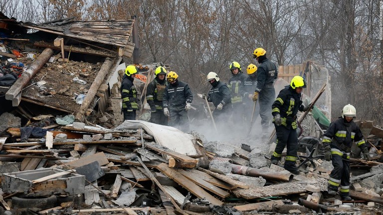 ロシアの攻撃によって破壊された建物で作業にあたる救急隊＝２９日/Valentyn Ogirenko/Reuters