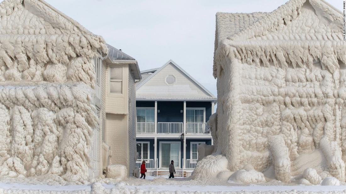 家と家の間を移動する人々/Cole Burston/AFP/Getty Images