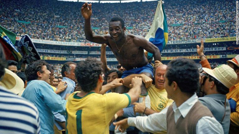 １９７０年のＷ杯決勝でイタリアを下し、歓喜に沸くファンに担がれてピッチを後にするペレ/Alessandro Sabattini/Getty Images