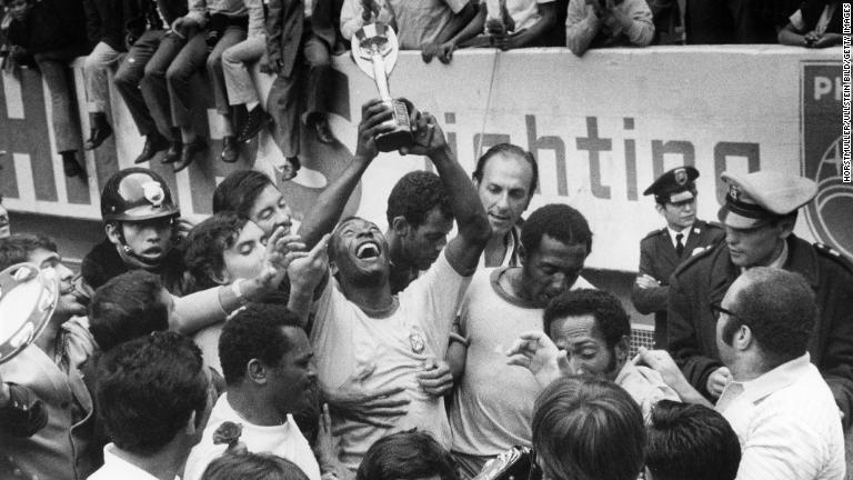 ジュール・リメ杯を掲げるペレ。次の74年大会からW杯のトロフィーは新たなデザインとなる/Horstmüller/ullstein bild/Getty Images