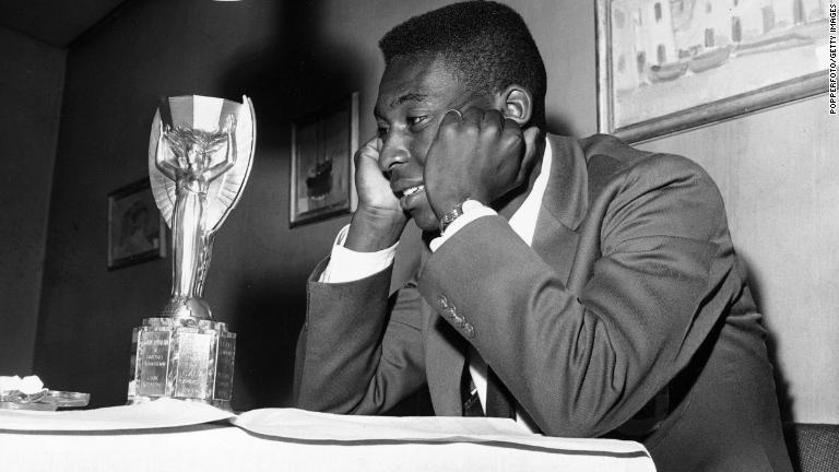 W杯のトロフィー、ジュール・リメ杯を見つめるペレ。1958年前後/Popperfoto/Getty Images