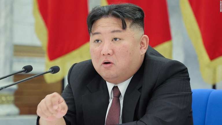 朝鮮労働党中央委員会総会の最終日に発言する金正恩総書記/KCNA/Reuters