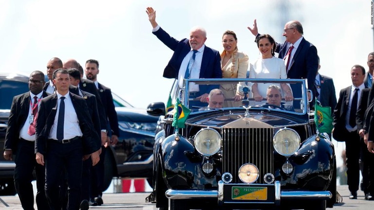 ルラ・新ブラジル大統領夫妻、副大統領夫妻が車に乗って就任式のため議会に向かう＝１日、ブラジリア/Andre Penner/AP