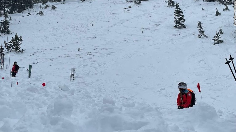 米西部コロラド州のスキーリゾート近くのバックカントリーでスキーをしていた親子が雪崩に遭い、息子が死亡した/Summit County Rescue Group
