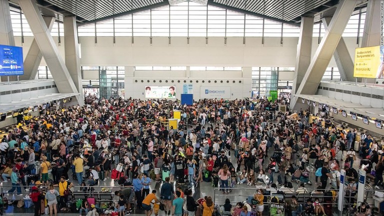 情報を求めて列をなす乗客＝１日、マニラのニノイ・アキノ国際空港/Kevin Tristan/AFP/Getty Images