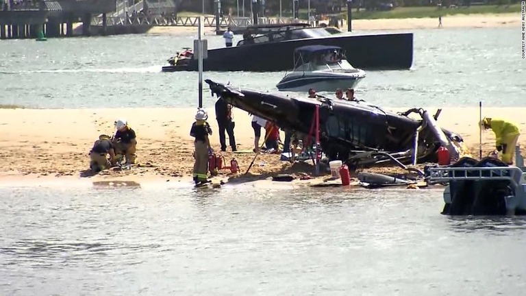 ヘリコプターの破片が砂州に散らばった＝２日/Courtesy Nine News Australia