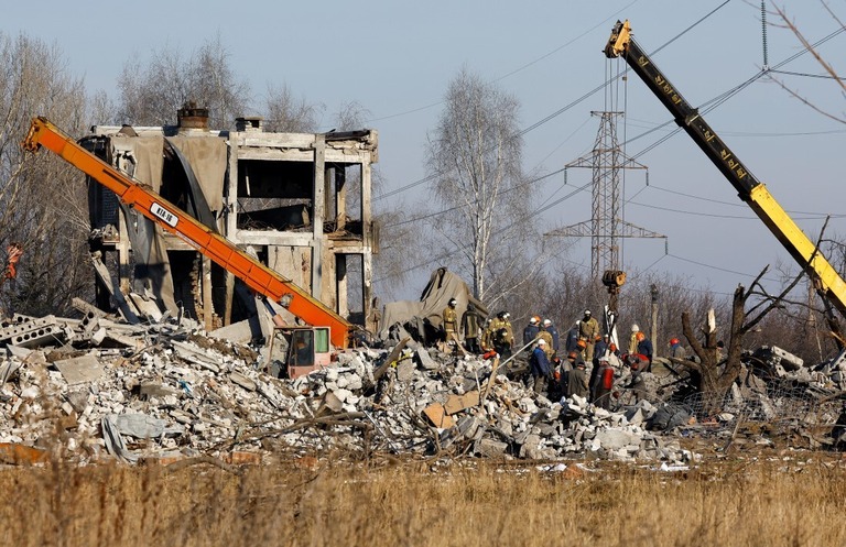 破壊された建物のがれきを取りのぞくウクライナ非常事態庁の職員ら＝ドネツク州マキイウカ/Alexander Ermochenko/Reuters