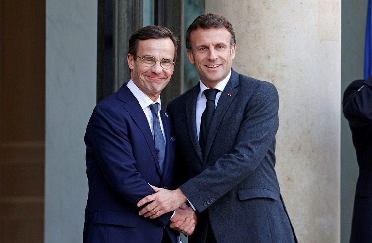 フランスのマクロン大統領（右）がスウェーデンのクリステルソン首相と握手＝３日、パリ・エリゼ宮/Chesnot/Getty Images