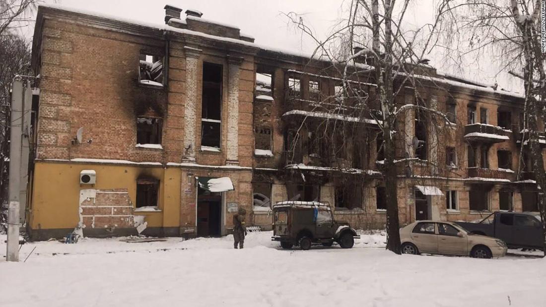 壁画はロシアからの砲撃で損傷した建物から切り出された/Andrey Nebitov/Telegram