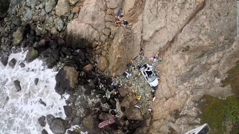 米加州の断崖から車が転落する事故が起きたが、車内の４人はいずれも一命をとりとめた/CHP Golden Gate Division Air Operations 