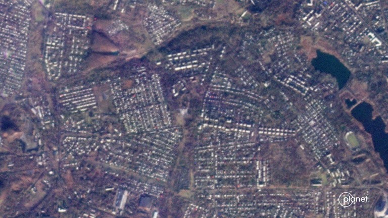 １日に攻撃を受けた後のウクライナ東部マキイウカを捉えた衛星画像/Planet Labs