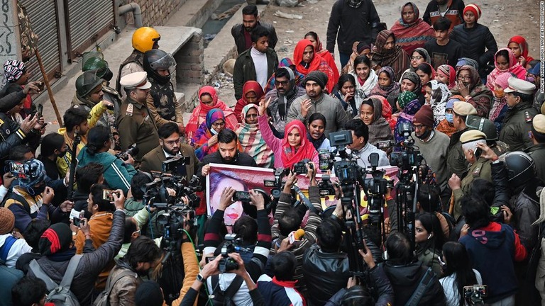 女性の死亡を受けてデモを行う人々＝３日、インド・ニューデリー/Sanchit Khanna/Hindustan Times/Getty Images