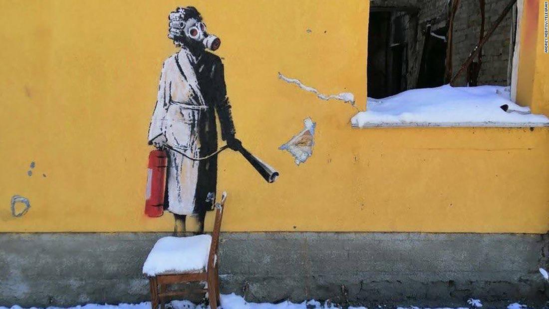 ガスマスクを着け消火器を手にした女性を描いた壁画は、バンクシーがウクライナ全土の街で完成させた作品の一つ