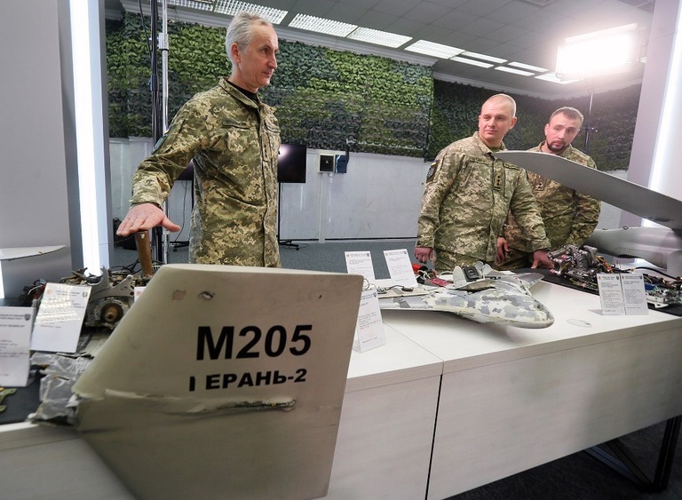 会見でロシアが使用したドローンの部品を公開するウクライナ軍の要員ら/NurPhoto/Getty Images