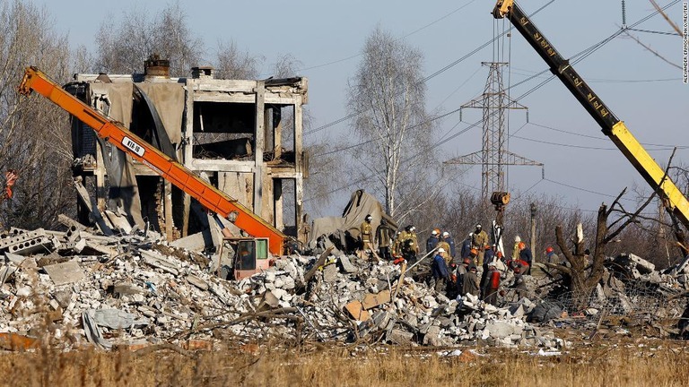 破壊された建物のがれきを除去する作業員＝３日、ウクライナ・マキイウカ/Alexander Ermochenko/Reuters