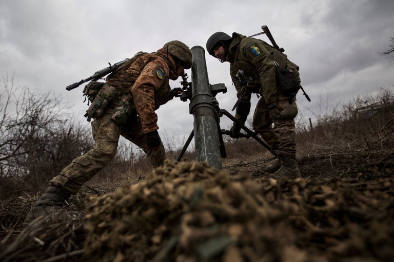 迫撃砲を設置するウクライナ兵士＝２０２２年１２月３０日、ウクライナ・バフムート郊外/Anna Kudriavtseva/Reuters