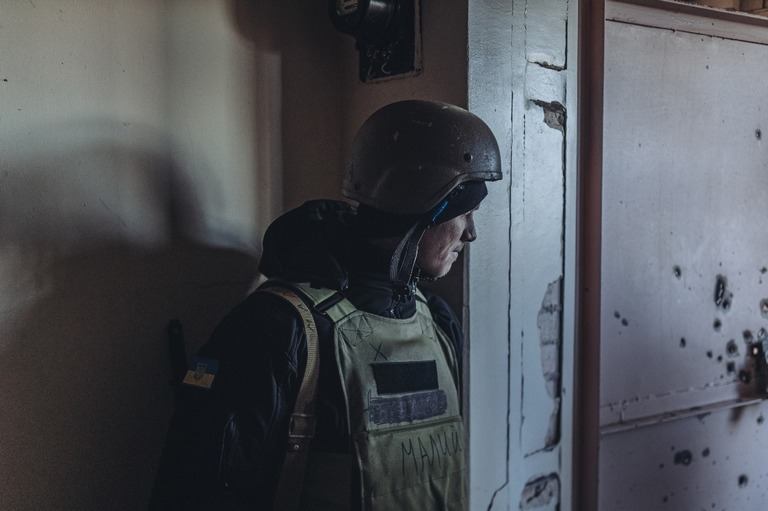 バフムートの前線に立つウクライナ軍の兵士/Diego Herrera Carcedo/Anadolu Agency/Getty Images