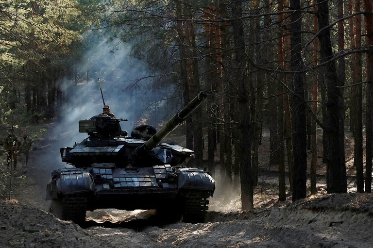 鹵獲（ろかく）したロシア軍の戦車を運転するウクライナ軍兵士＝２０２２年１０月、ウクライナ・ハルキウ州/Clodagh Kilcoyne/Reuters