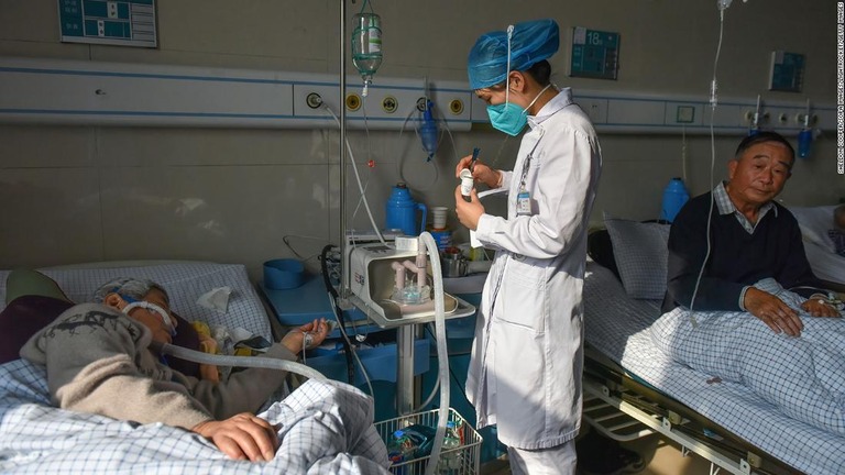 中国東部の病院で、コロナに感染した患者に対応する看護師/Sheldon Cooper/SOPA Images/LightRocket/Getty Images