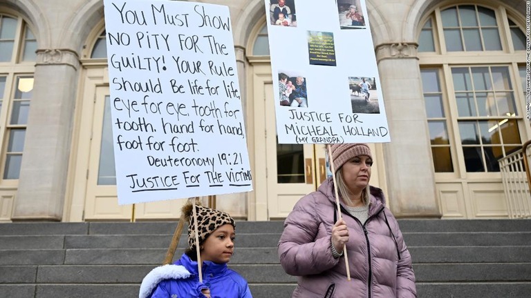 裁判所前でプラカードを掲げる遺族ら＝３日、米コロラド州グランドジャンクション/RJ Sangosti/MediaNews Group/The Denver Post/Getty Images