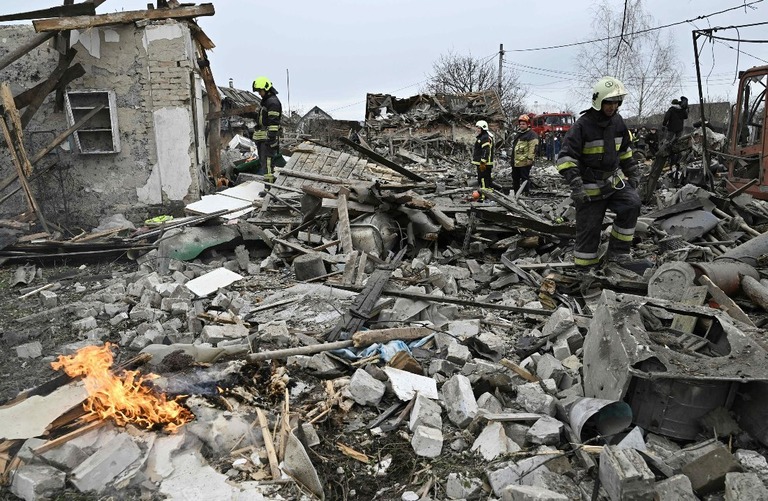 ロシアのミサイル攻撃によって破壊された建物＝２０２２年１２月２９日、ウクライナ・キーウ郊外/Genya Savilov/AFP/Getty Images
