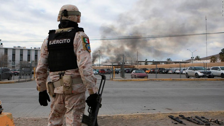 メキシコで刑務所を装甲車両に乗った武装集団が襲撃し、警備要員や受刑者が死亡した/Christian Chavez/AP
