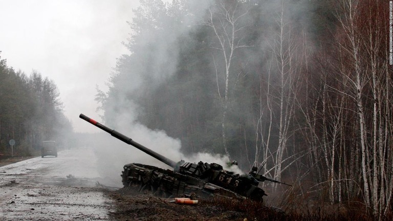 ウクライナ軍に破壊され煙を上げるロシア軍の戦車＝２０２２年２月２６日、ルハンスク/ANATOLII STEPANOV/AFP/AFP via Getty Images