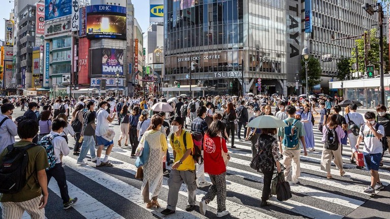 東京の渋谷交差点を歩く人々＝２０２２年７月２９日/Yuichi Yamazaki/Getty Images 