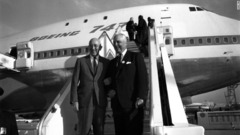 ボーイング７４７のロールアウト式典に参加したボーイングのビル・アレン社長とパンアメリカン航空のファン・トリップ最高経営責任者（ＣＥＯ）＝１９６８年