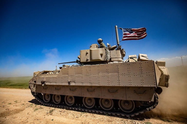 米国がウクライナへの供与を検討している歩兵戦闘車「ブラッドレー」/Delil souleiman/AFP/Getty Images