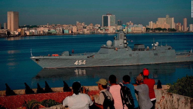 ロシア海軍のフリゲート艦「アドミラル・ゴルシコフ」＝２０１９年６月２４日、キューバ・ハバナ/Ramon Espinosa/AP/FILE