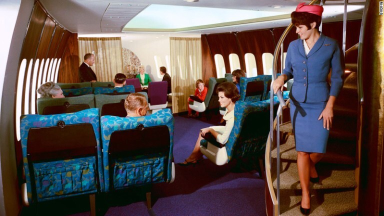ラウンジにカクテルサービス、ピアノまで備えていた７４７。空の旅の黎明（れいめい）期において、優雅でくつろいだ体験を約束していた/Boeing