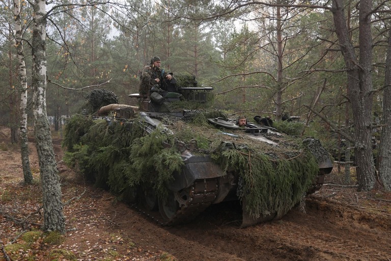 演習に参加するマルダー歩兵戦闘車＝１０月２６日、リトアニア/Sean Gallup/Getty Images