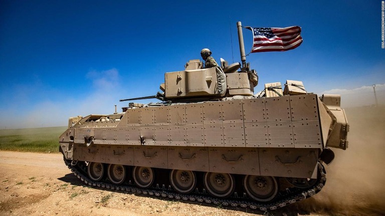 米国の新たなウクライナ支援に含まれるというブラッドレー歩兵戦闘車/Delil souleiman/AFP/Getty Images