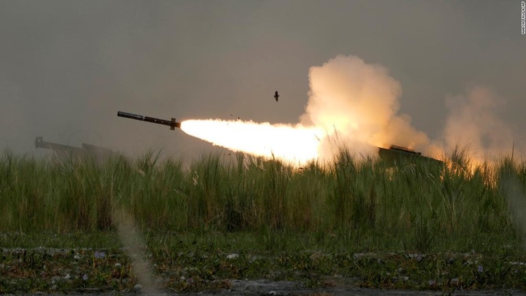 軍事演習で発射訓練を行う高機動ロケット砲システム「ＨＩＭＡＲＳ（ハイマース）」/Aaron Favila/AP
